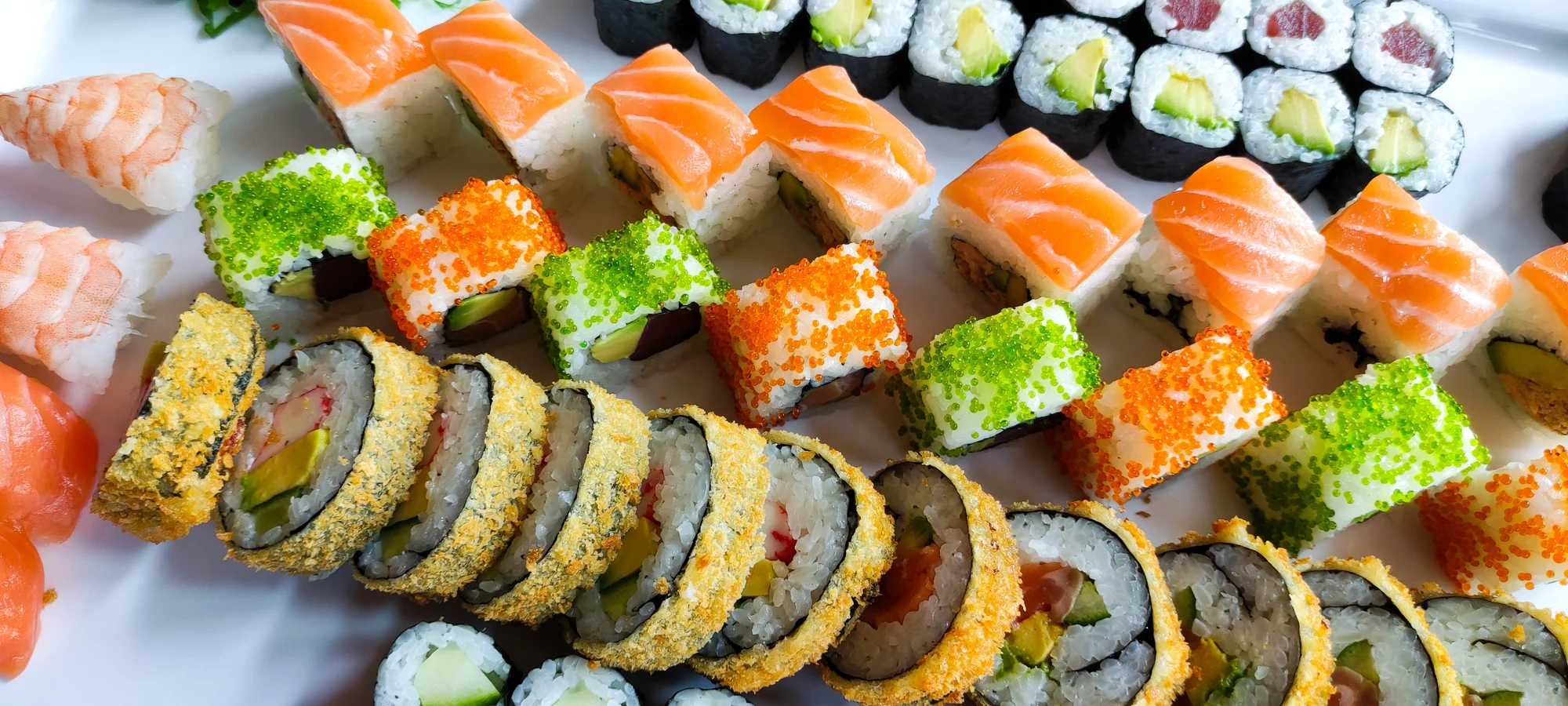 Zajděte na obří sushi sety: 72 nebo 101 rolovaných kousků pro rodinu i partu přátel