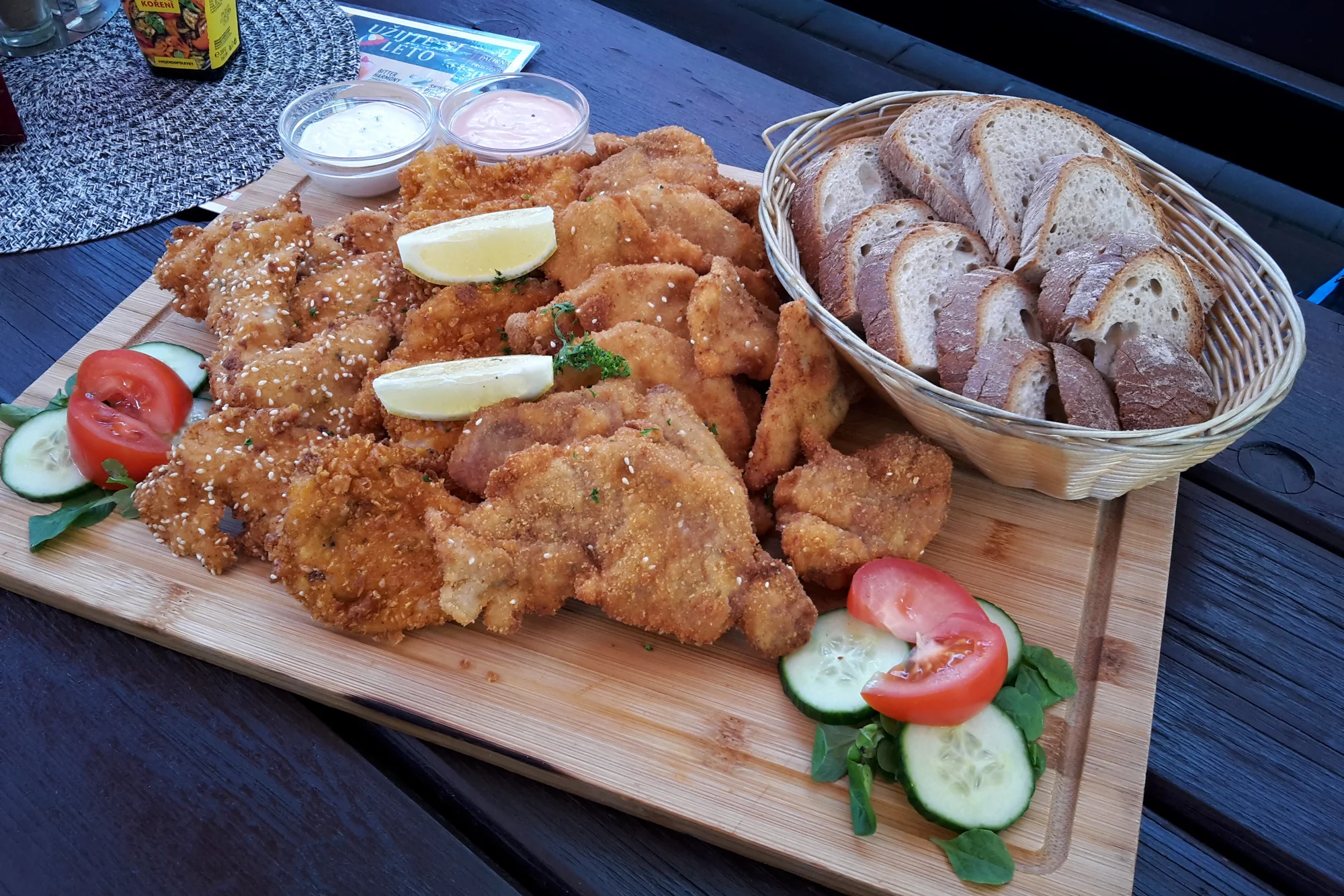800 g vepřových a kuřecích řízků s dipem a chlebem i hodina bowlingu