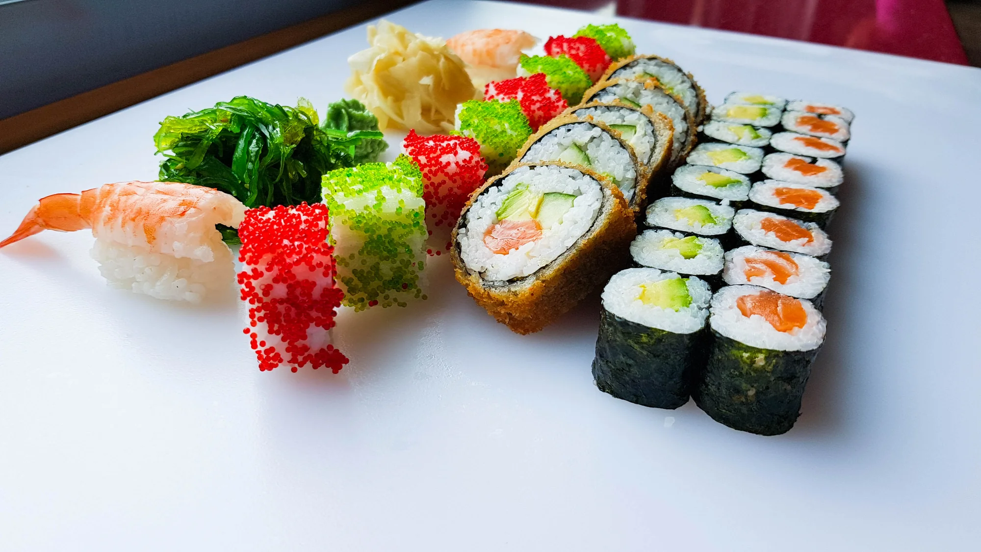 Sushi set s 32 či 53 ks: krab, krevety, tuňák, okurka, avokádo i losos