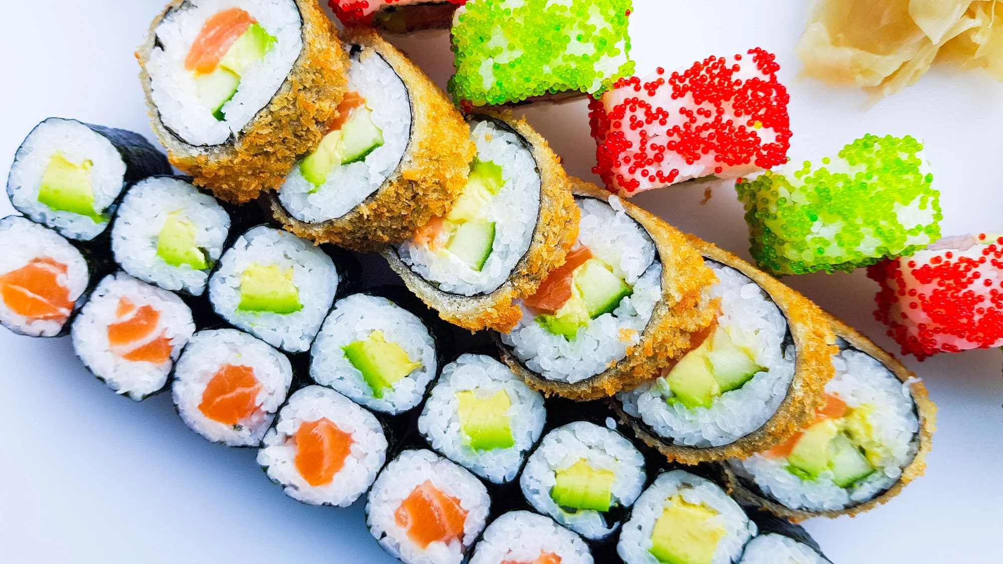 Sushi set s 32 či 53 ks: krab, krevety, tuňák, okurka, avokádo i losos