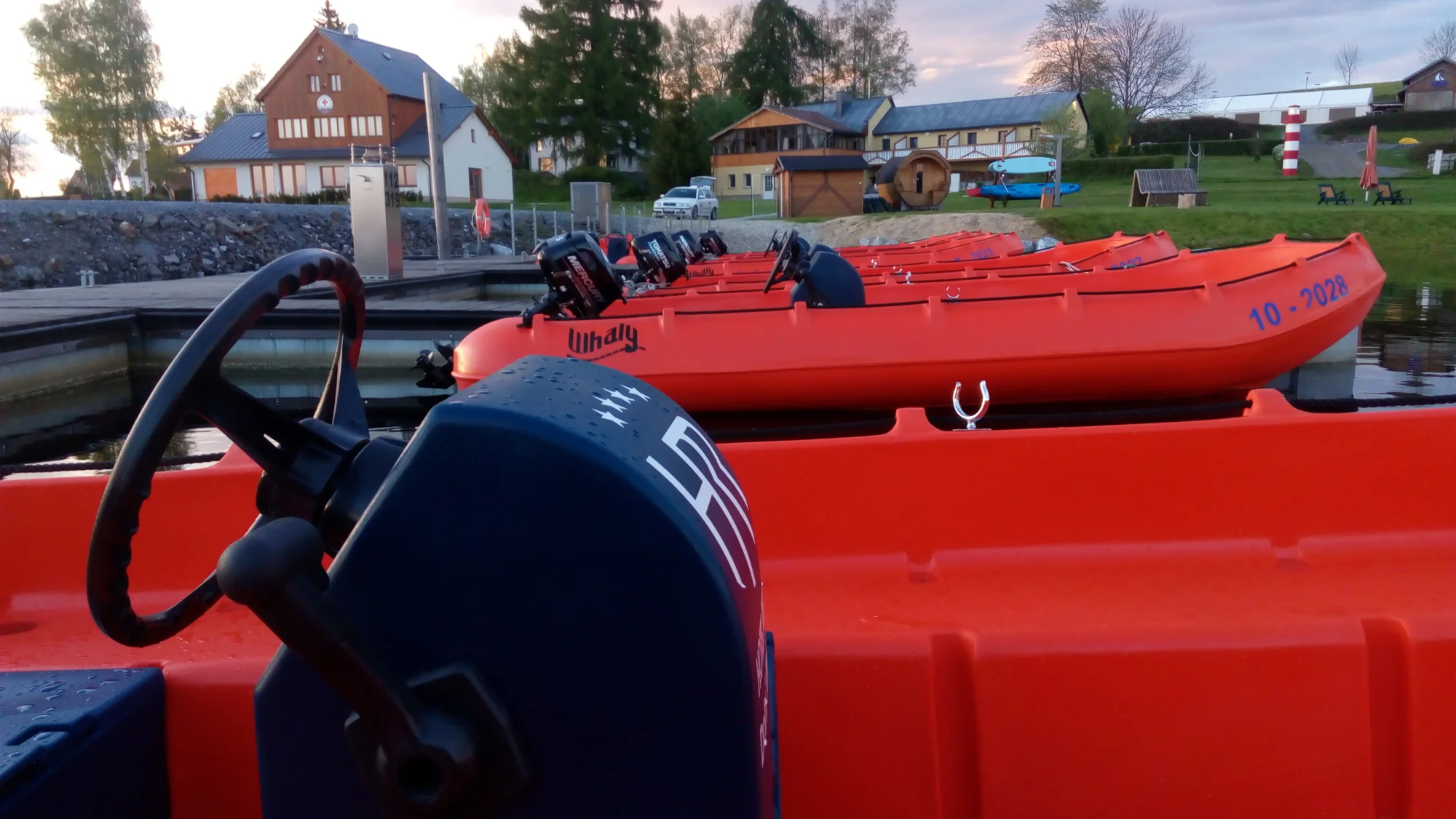Zapůjčení motorového benzínového člunu až pro 6 osob na Lipně na 1,5 hodiny