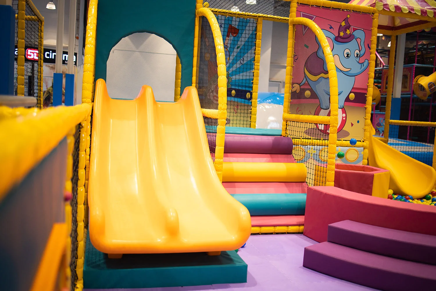 Vstup do dětského Cirkus Parku o rozloze 3000 m²: nejmodernější atrakce ve střední Evropě