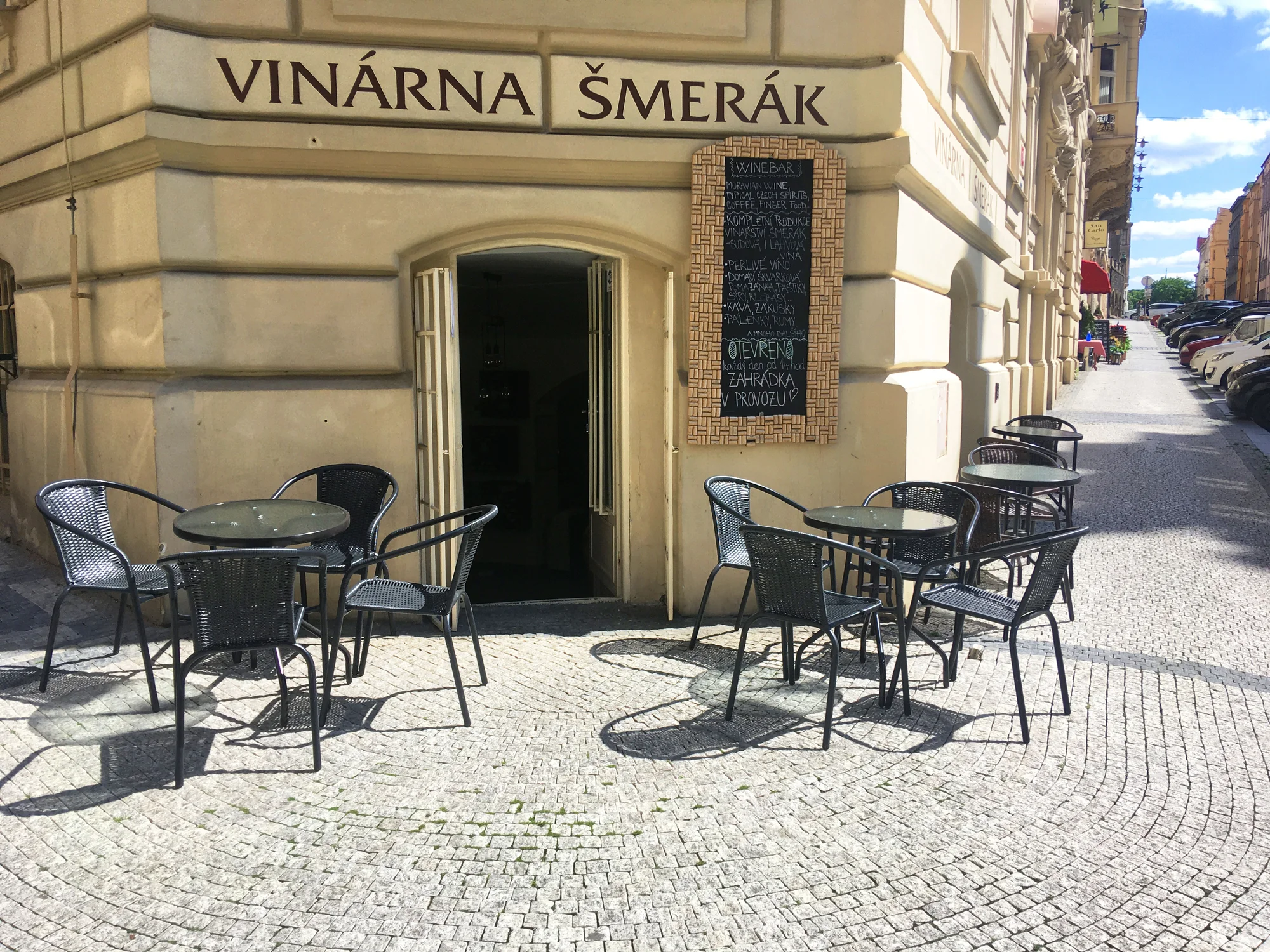 Posezení ve vinárně: 0,5 l vína z rodinného vinařství a degustační sýrovo-salámový talíř