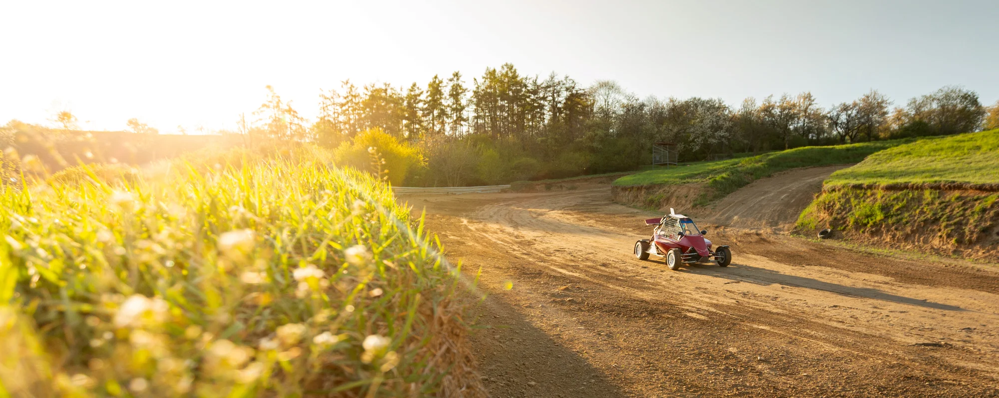 Jízda ve speciálně upravené závodní buggy: 3 až 10 kol na uzavřené trati
