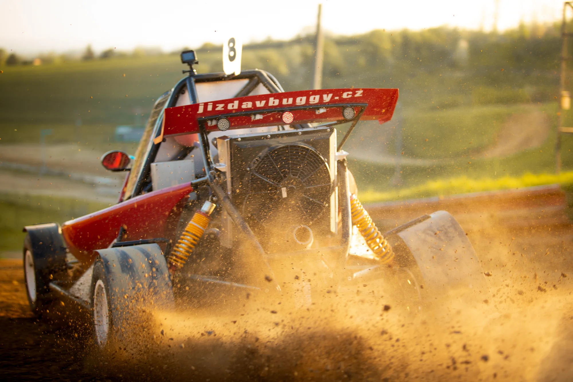 Jízda ve speciálně upravené závodní buggy: 3 až 10 kol na uzavřené trati