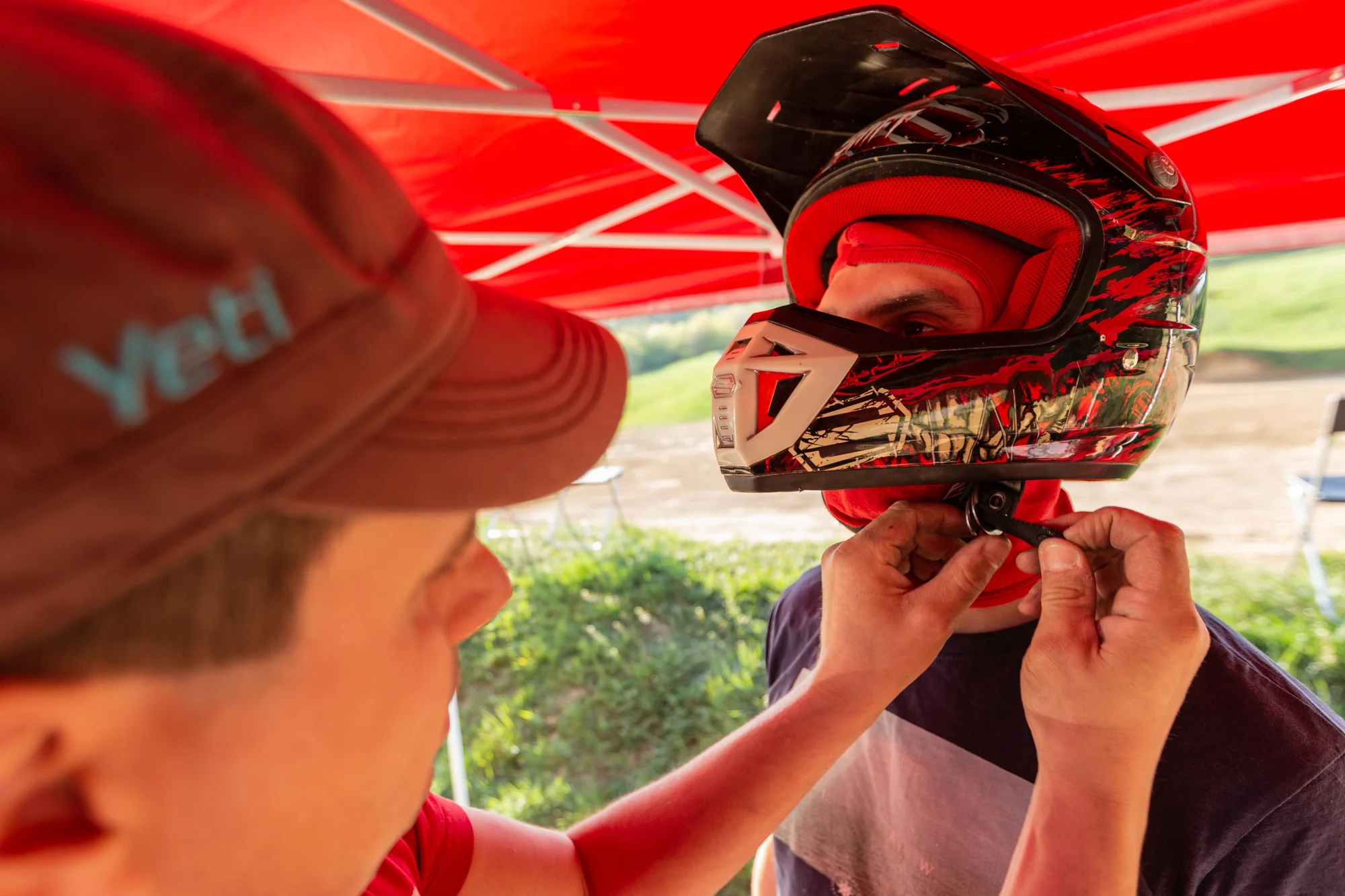 Jízda ve speciálně upravené závodní buggy: 3 až 10 kol na uzavřené trati