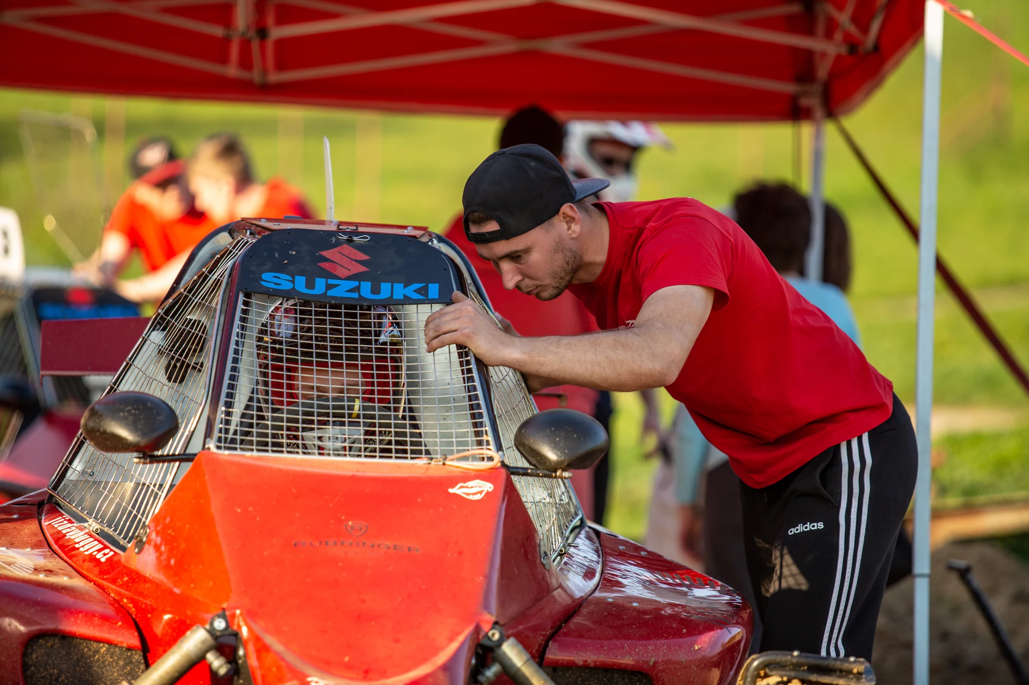 Jízda ve speciálně upravené závodní buggy: 3 až 10 kol na uzavřené trati
