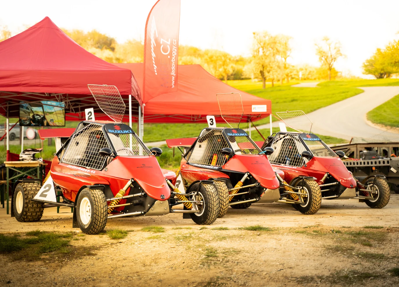 Jízda ve speciálně upravené závodní buggy: 3 až 10 kol na uzavřené trati