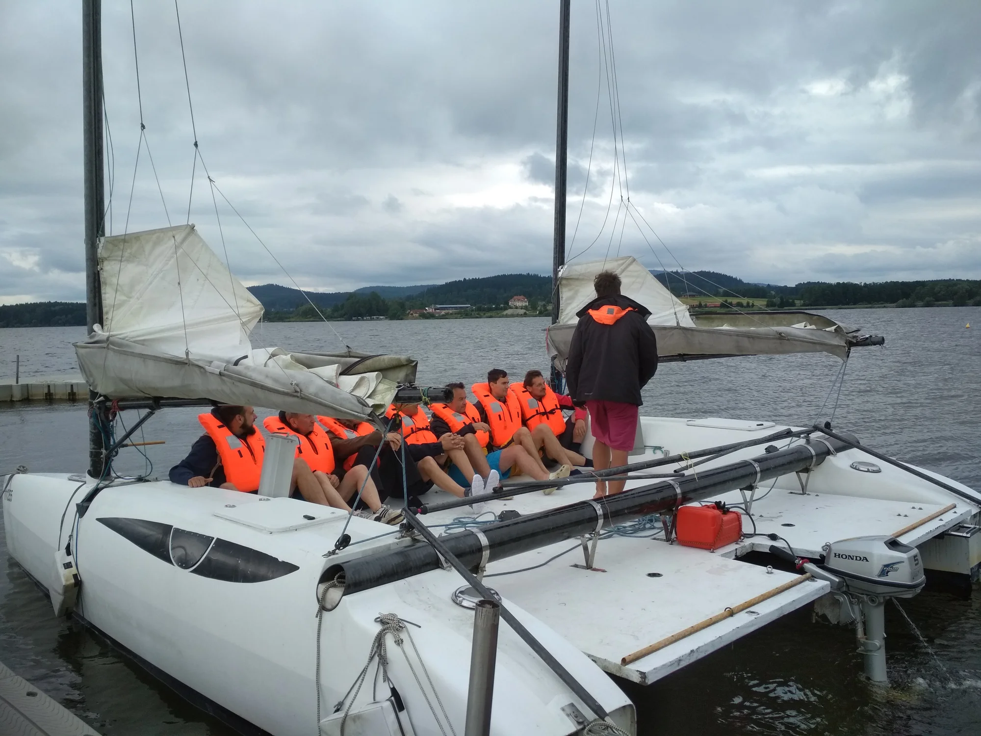 Jachting na Lipně pro 1 či 2 osoby: 2hodinová plavba na katamaránu se základním výcvikem