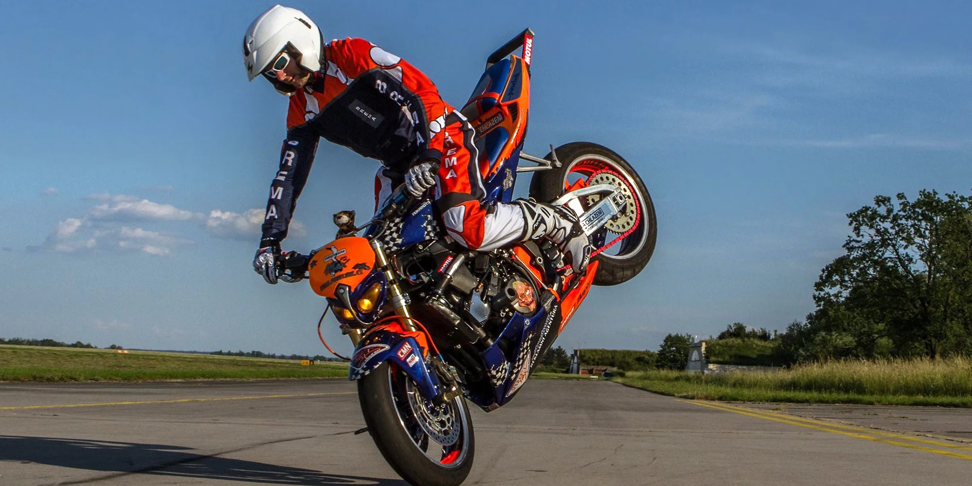 Kaskadérská motocyklová show a divoká spolujízda