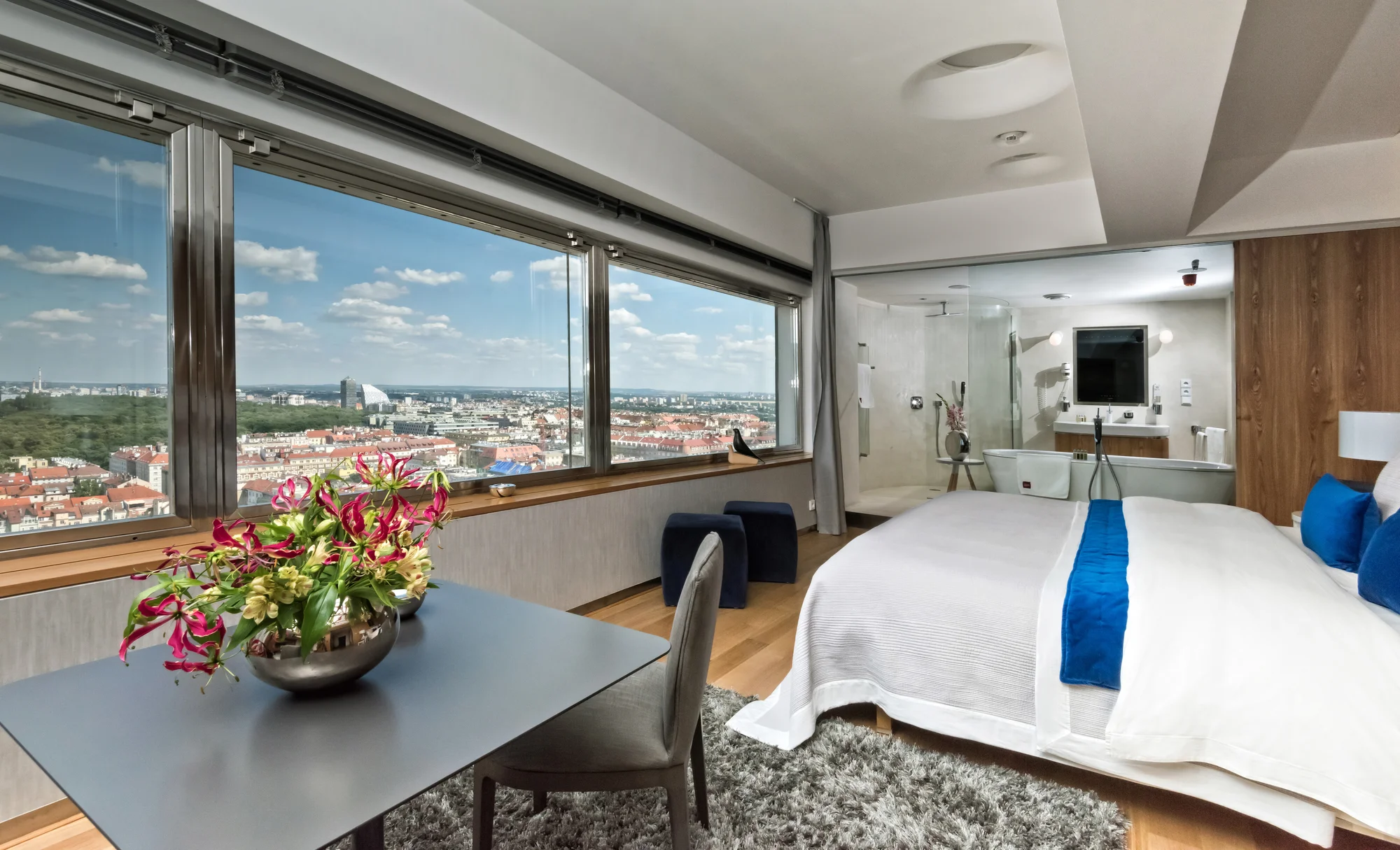 Romantika s výhledem na Prahu: pobyt v unikátním hotelu v Žižkovské věži se snídaní a vínem
