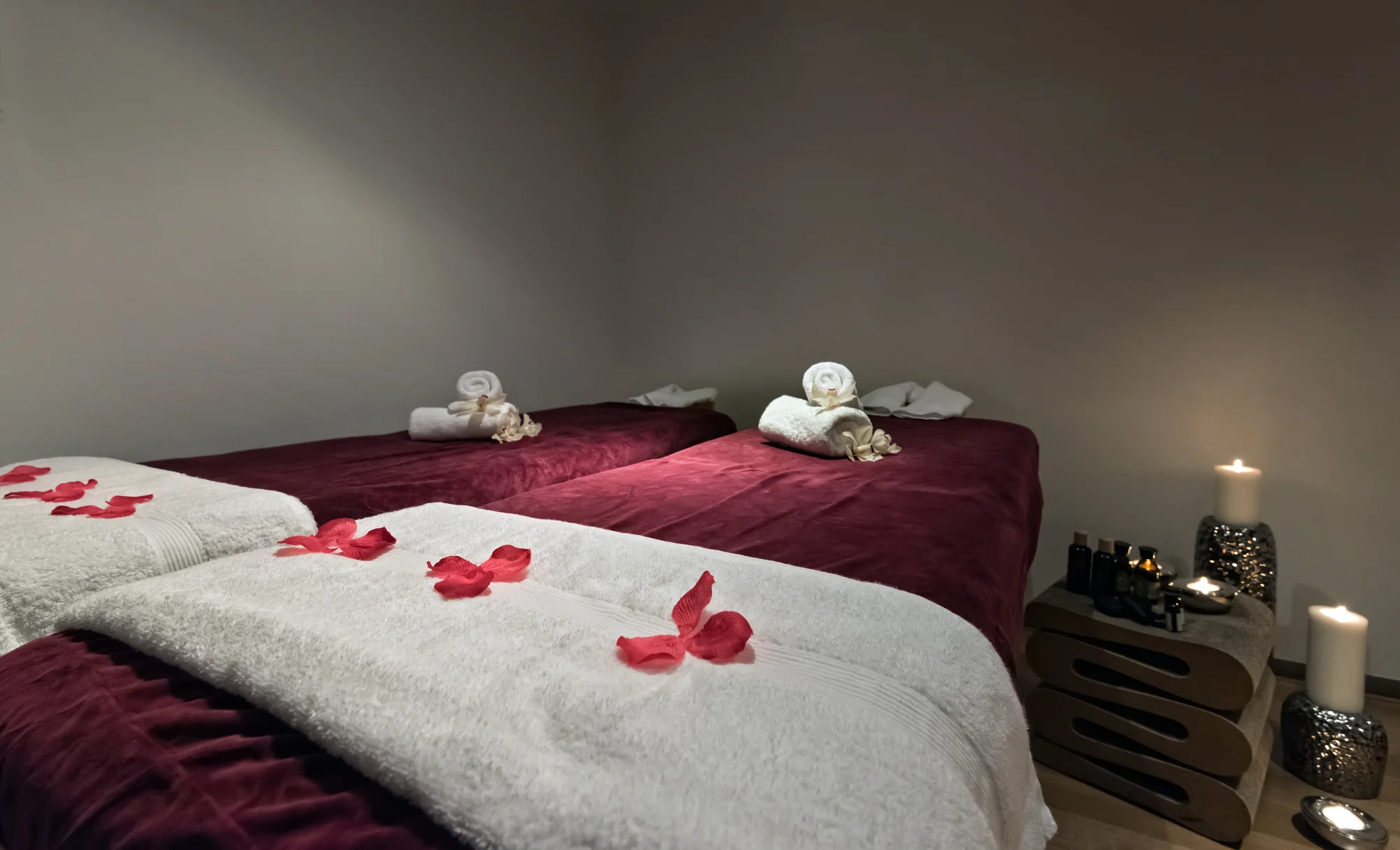Romantika s výhledem na Prahu: pobyt v unikátním hotelu v Žižkovské věži se snídaní a vínem