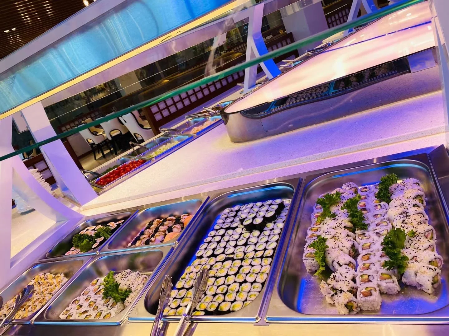 2 hodiny neomezené konzumace asijských pokrmů a dalších specialit: wok, sushi a gril bufet