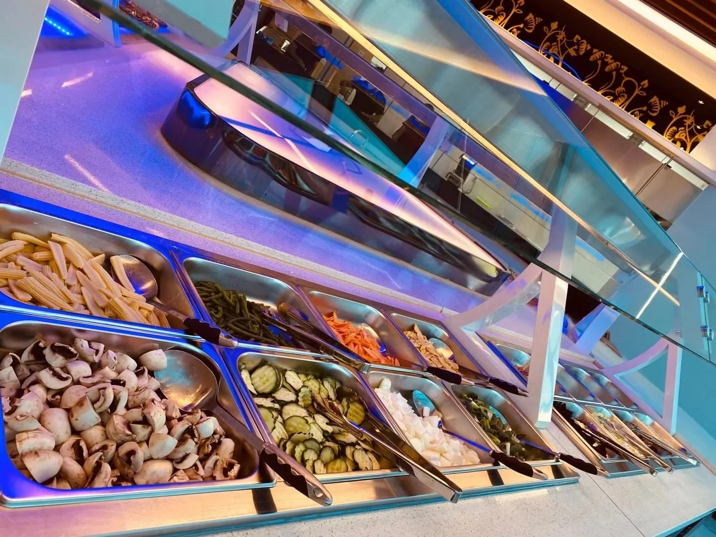 2 hodiny neomezené konzumace asijských pokrmů a dalších specialit: wok, sushi a gril bufet