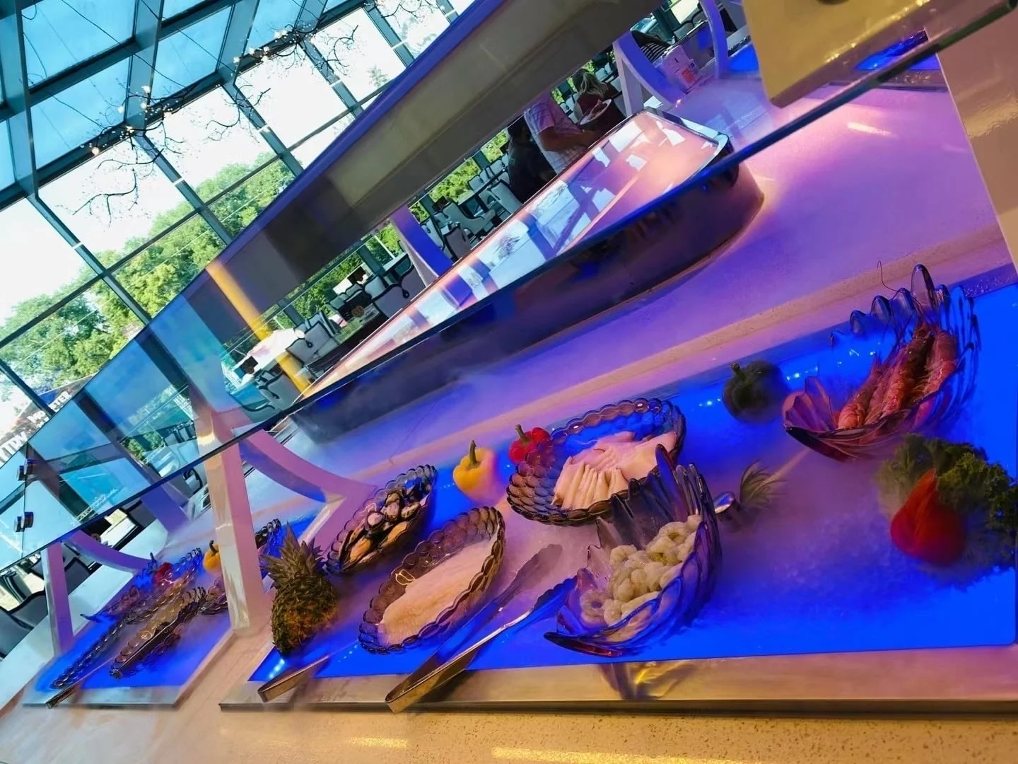2 hodiny neomezené konzumace asijských pokrmů a dalších specialit: wok, sushi a gril bufet