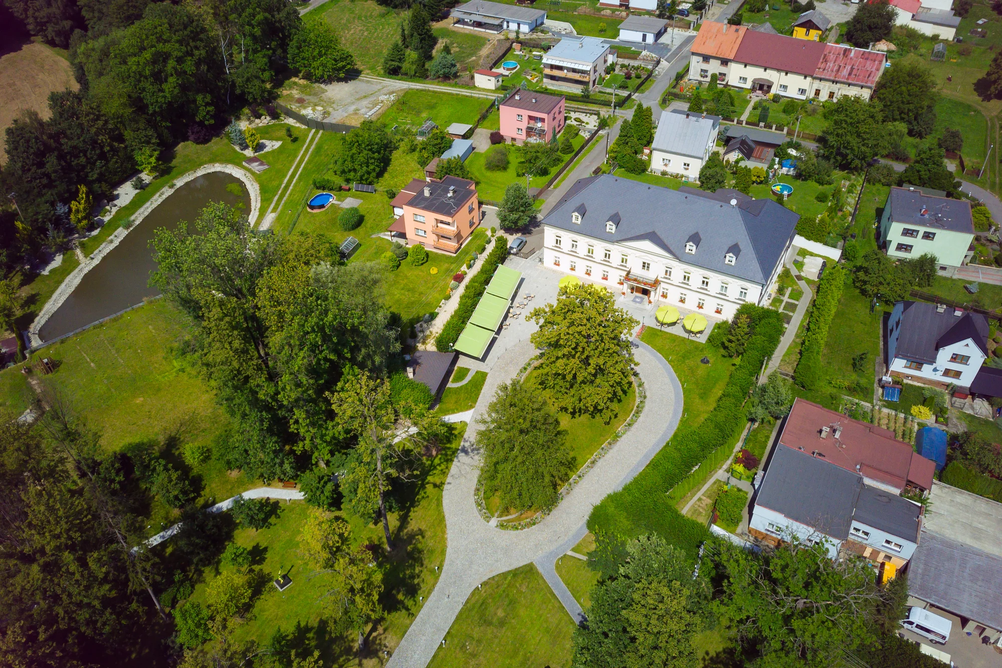 2,5 hodiny v zámeckém wellness a občerstvení pro dva: Sedmé nebe, vodní část, Kneippovy lázně a 6 saun