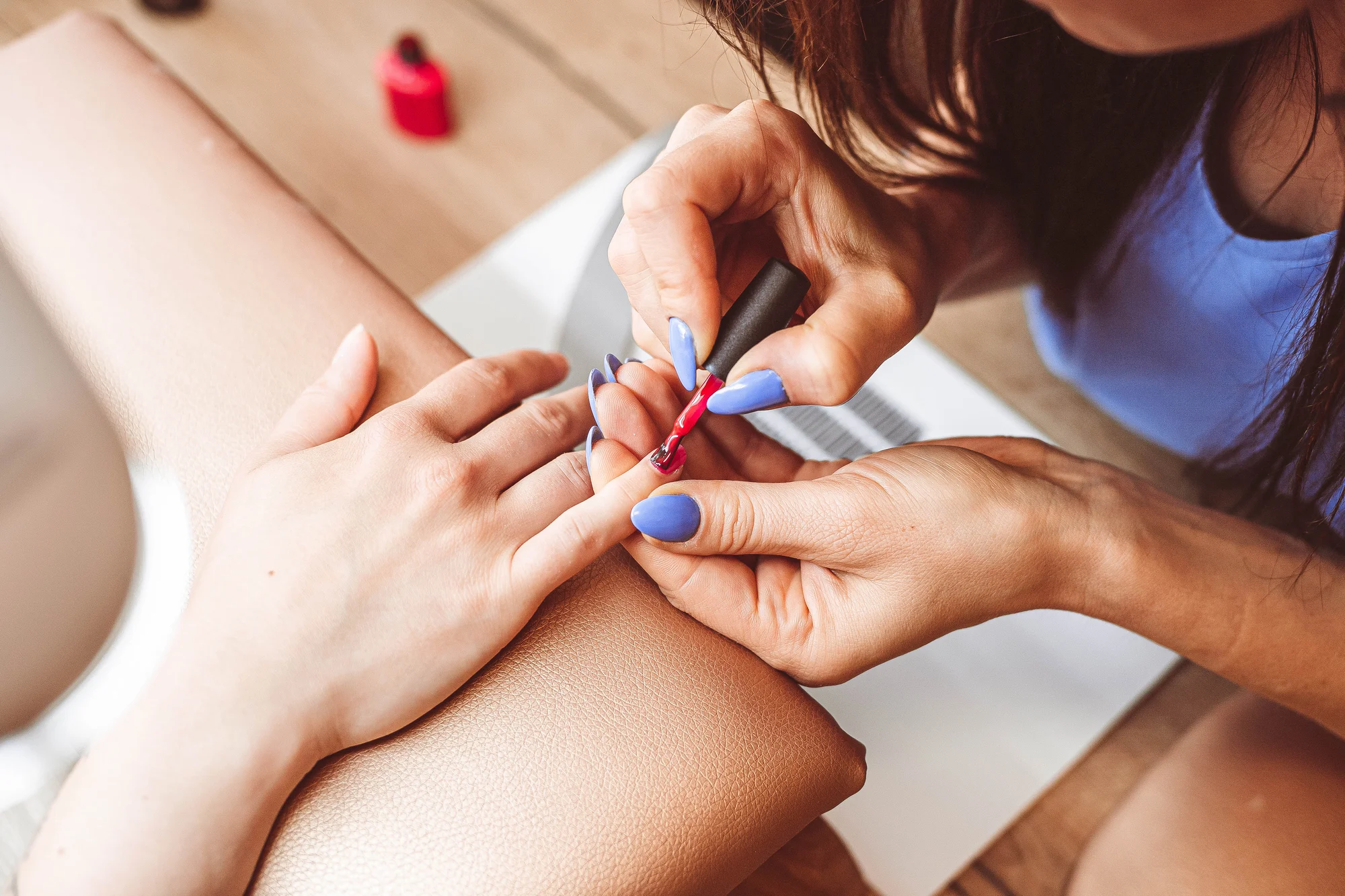 Manikúra s možností P-Shine a zábalu, shellacu či depilace nebo nehtové modeláže