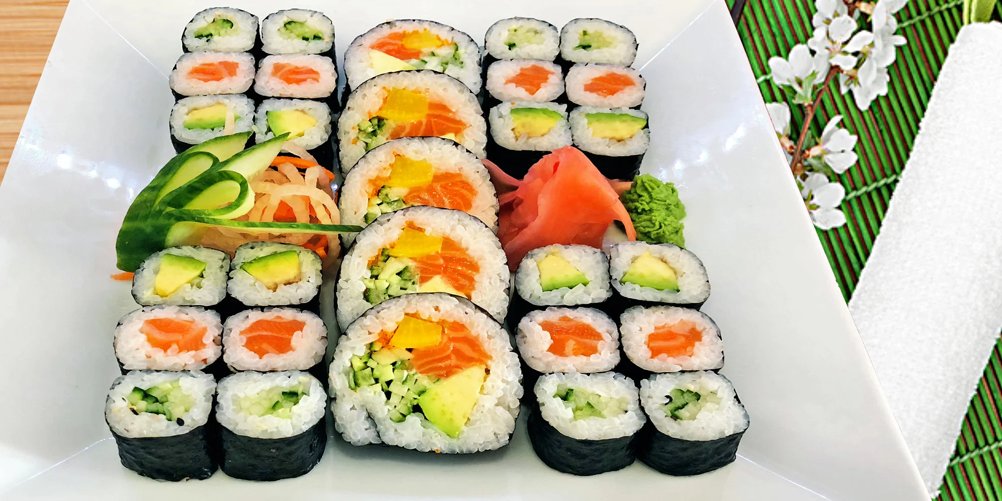 Sety s 24–72 ks sushi i miso polévkami, wakame saláty nebo minizávitky