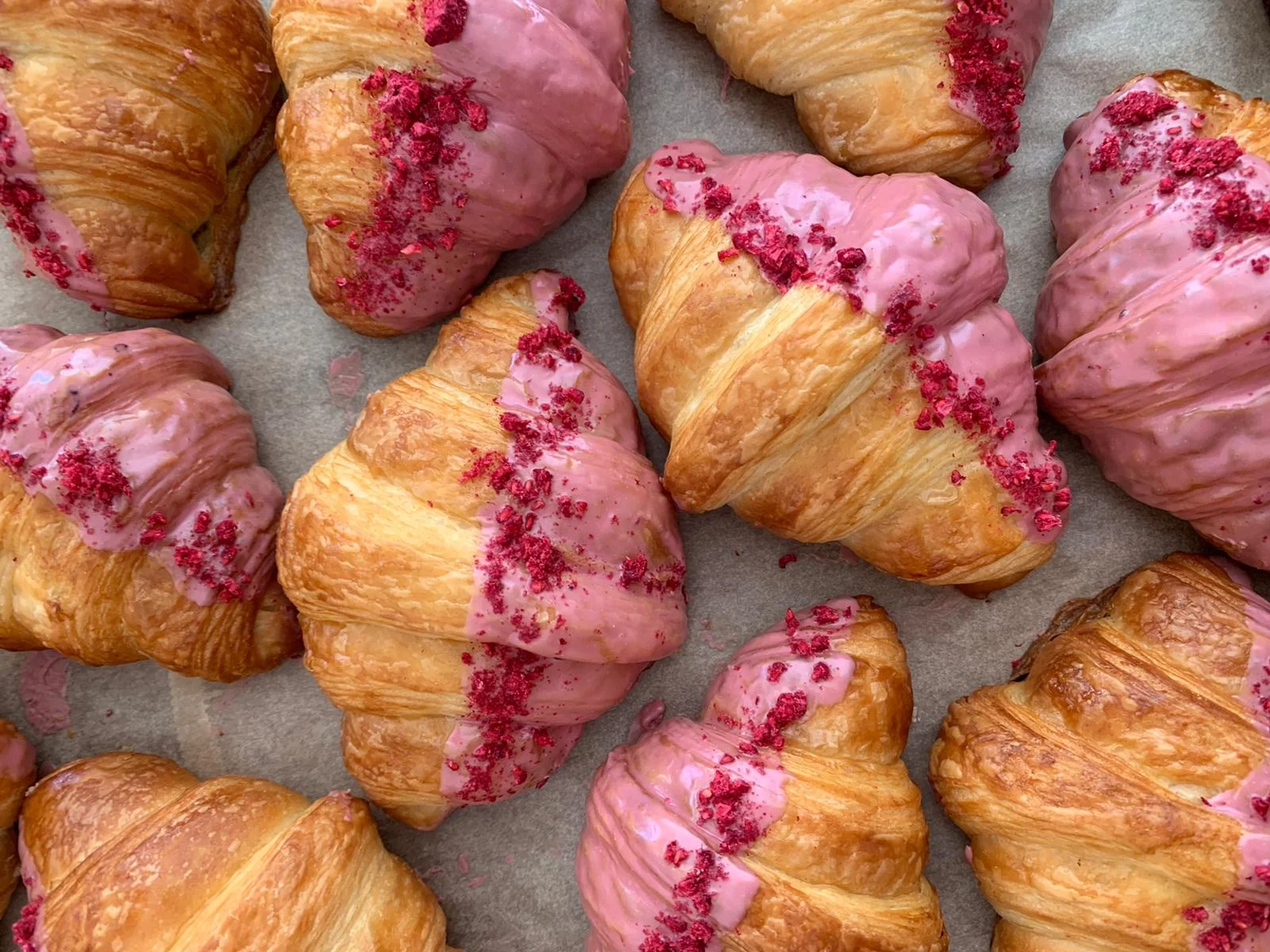 Dobrota ve francouzském stylu: croissant a káva podle výběru pro dva