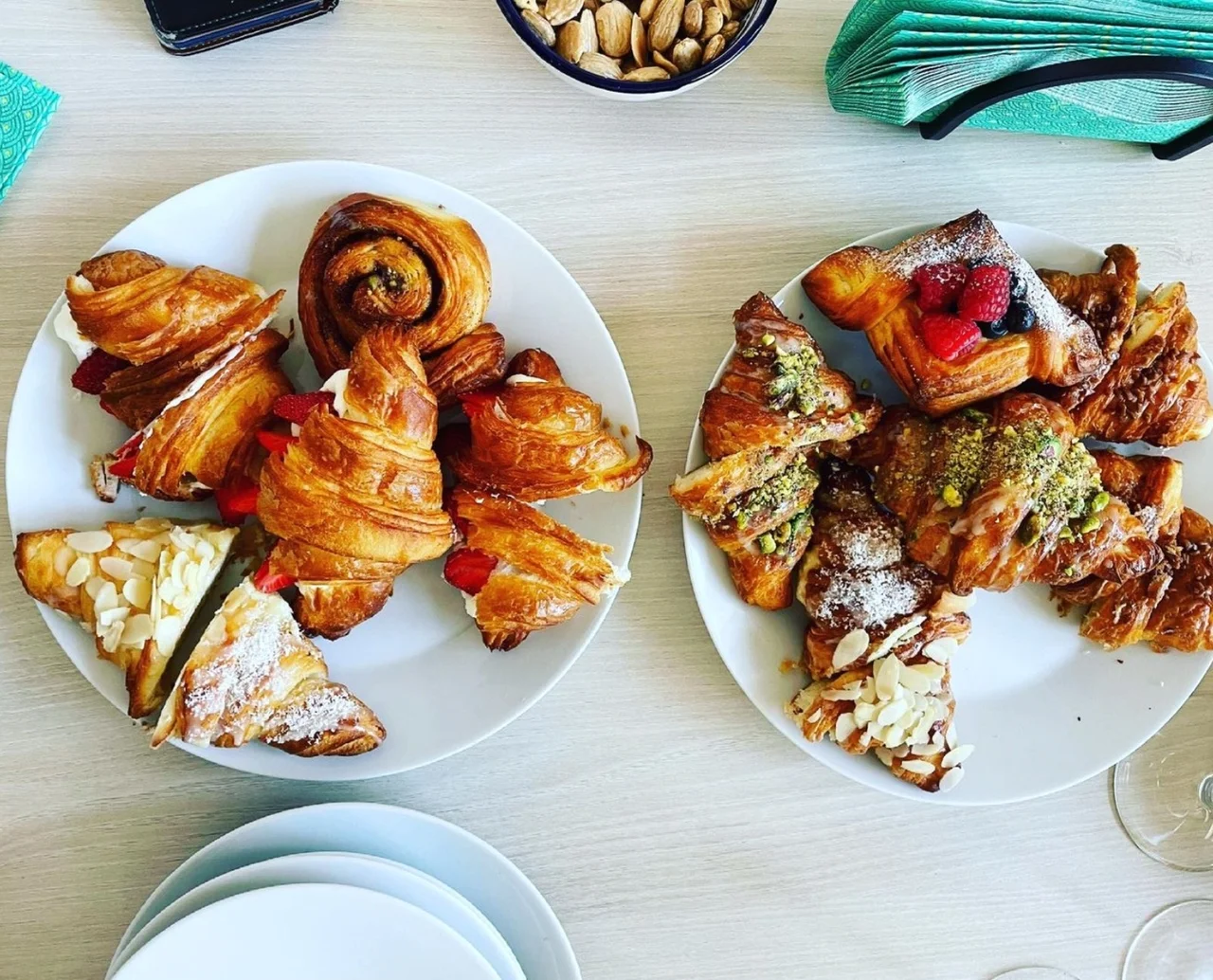 Dobrota ve francouzském stylu: croissant a káva podle výběru pro dva