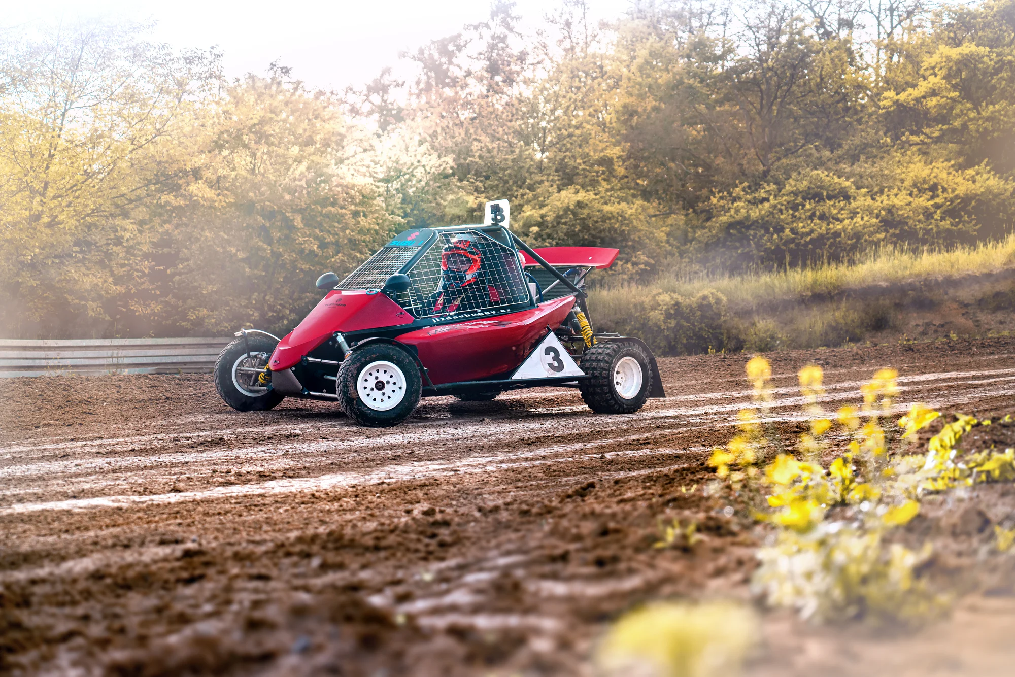 Jízda ve speciálně upravené závodní buggy: 3 až 10 kol na uzavřené trati
