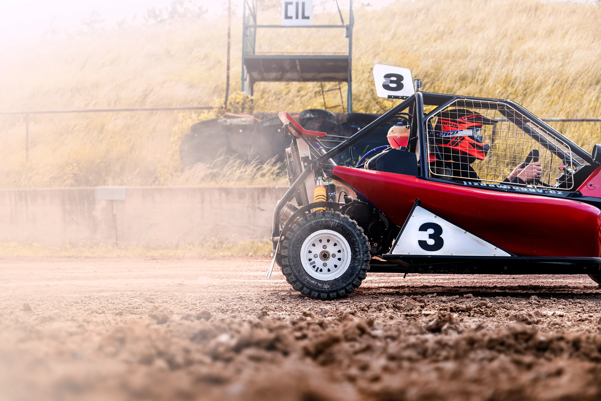 Jízda ve speciálně upravené závodní buggy: 3 až 10 kol na uzavřené trati