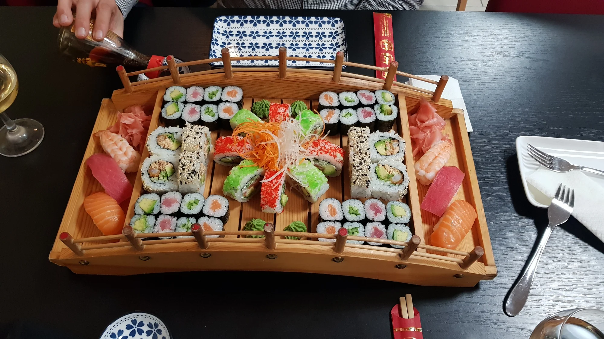 Sushi sety ve Vysočanech: 24-72 ks sushi, minizávitky, miso polévky i wakame
