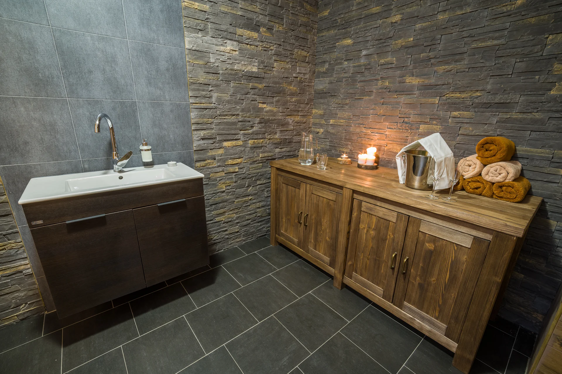 Privátní wellness se saunou a vířivkou i lahev vína nebo prosecca pro dva