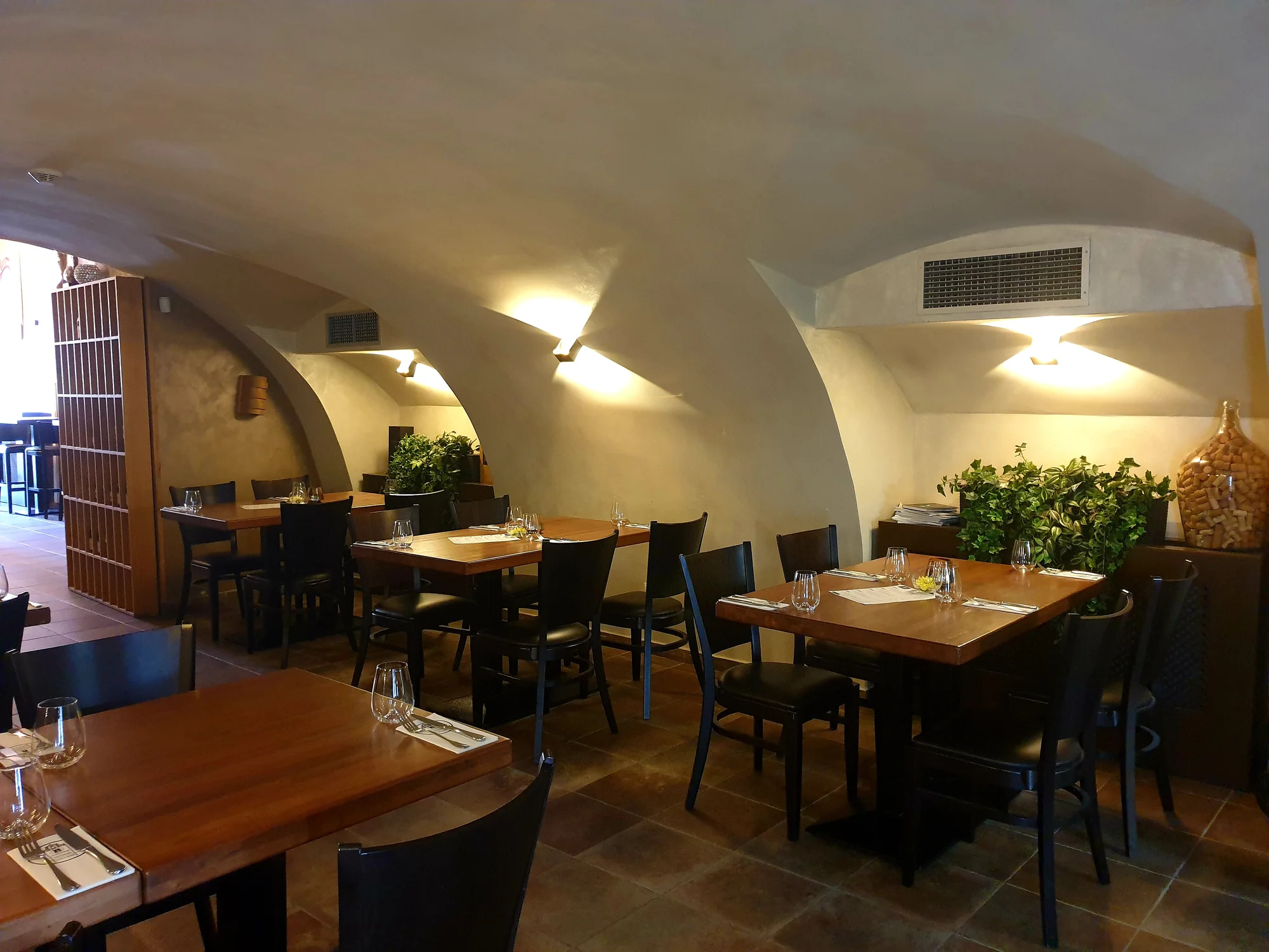 Tříchodové menu pro 2 osoby v centru Plzně: carpaccio z řepy, flank steak a čokoládová hlína