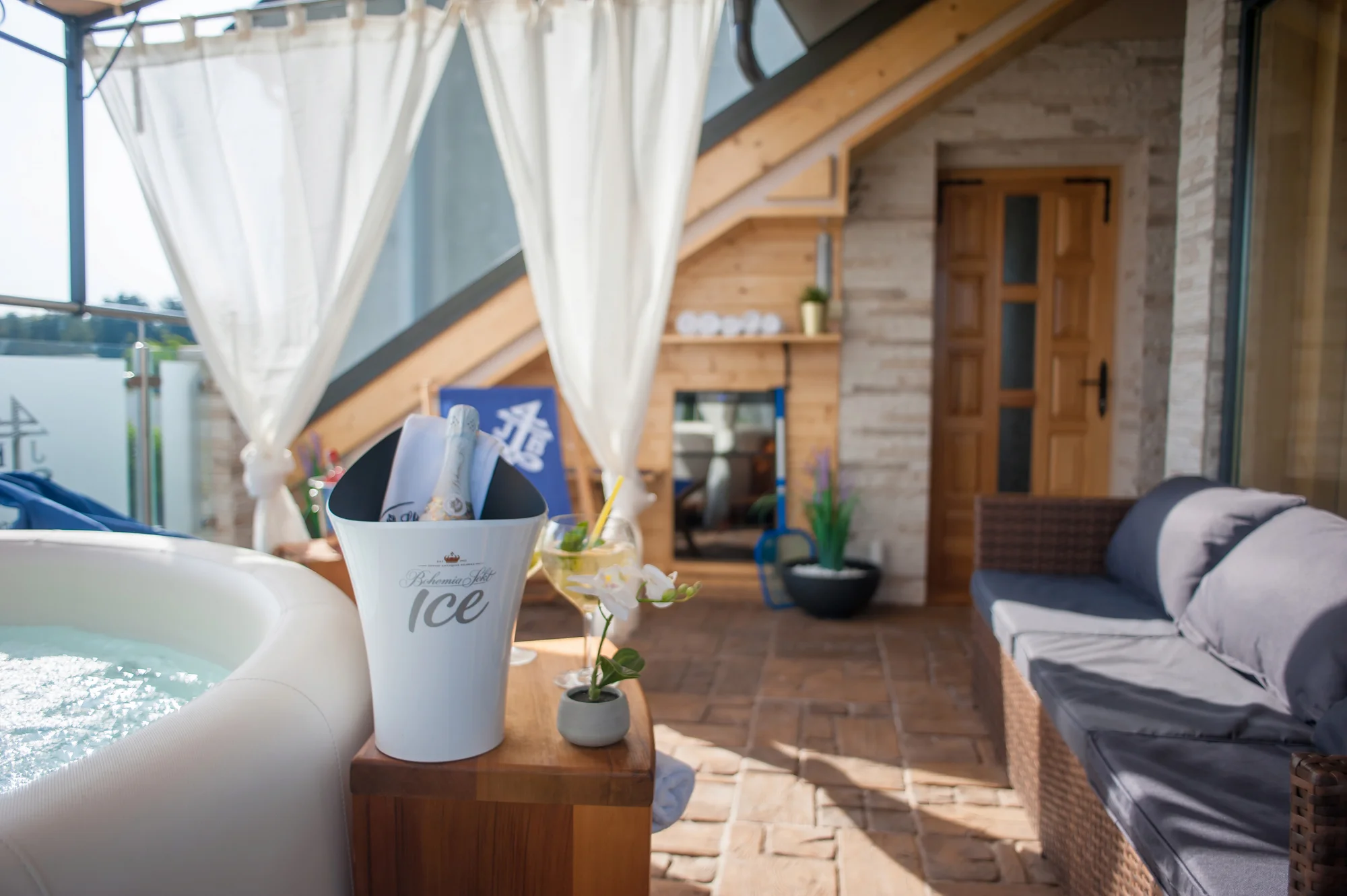Relaxace s výhledem: 2 hodiny v privátním wellness na střeše hotelu pro 2 osoby