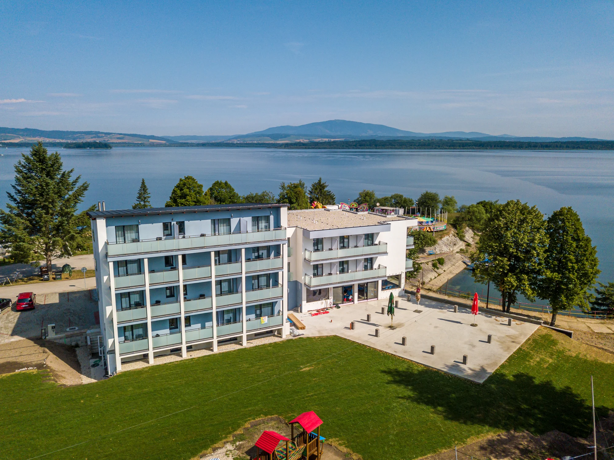 Moderní hotel přímo na břehu Oravské přehrady s polopenzí i slevou na plavbu lodí
