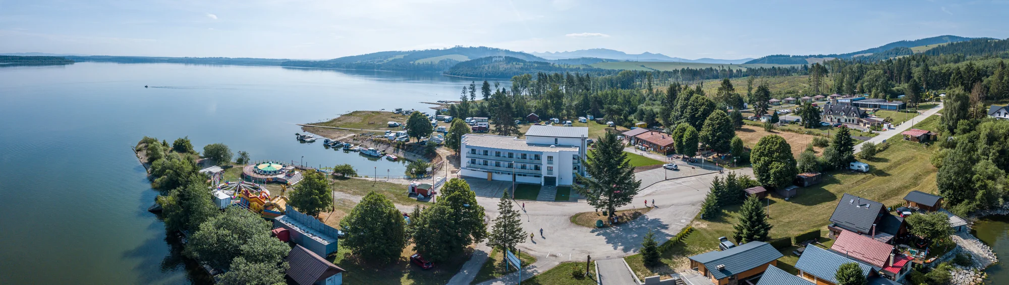 Moderní hotel přímo na břehu Oravské přehrady s polopenzí i slevou na plavbu lodí