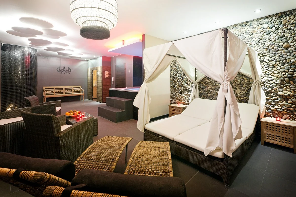 1 či 2 hodiny privátního wellness až pro 10 osob: bazén, finská i solno-bylinková sauna a vířivka