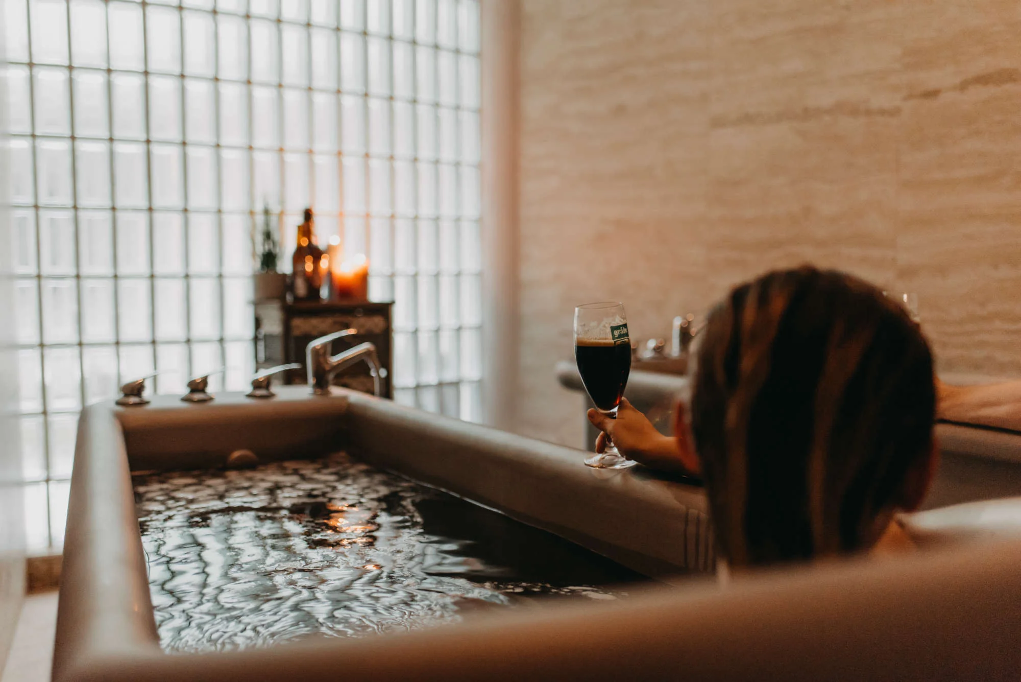 Zážitková koupel ve Wellness Červený Mlýn: pivní koupel a růžová lázeň