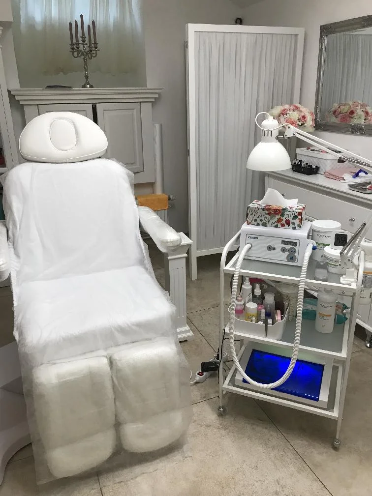 Péče o vaše nohy: přístrojová pedikúra s možností lakování i gel laku