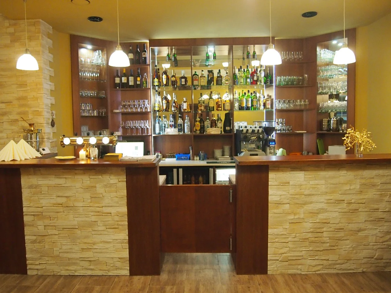 Řecké menu pro dva: souvlaki, gyros, tzatziki, řecký salát i lahev vína