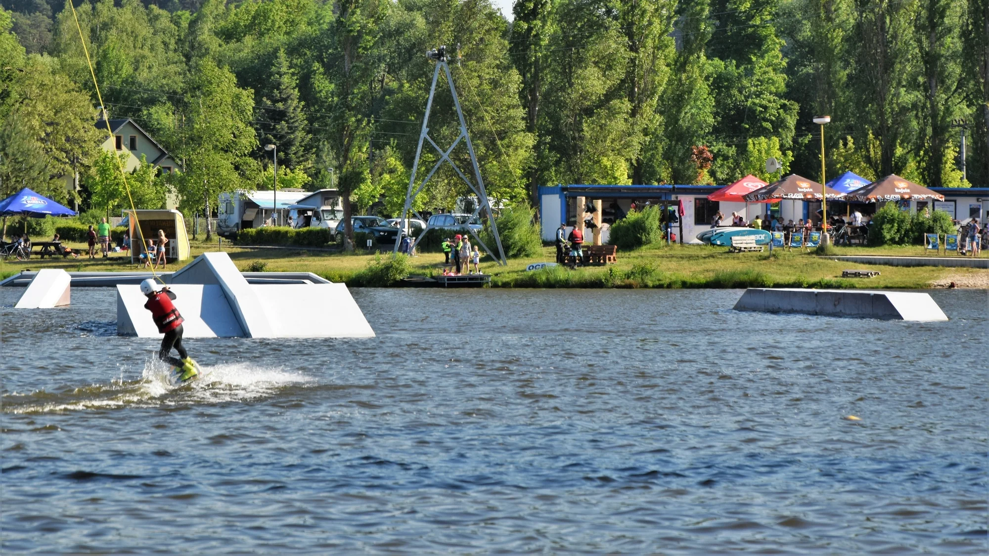 60–180 minut jízdy po vodní hladině: wakeboard pro 2 osoby s dozorem instruktora