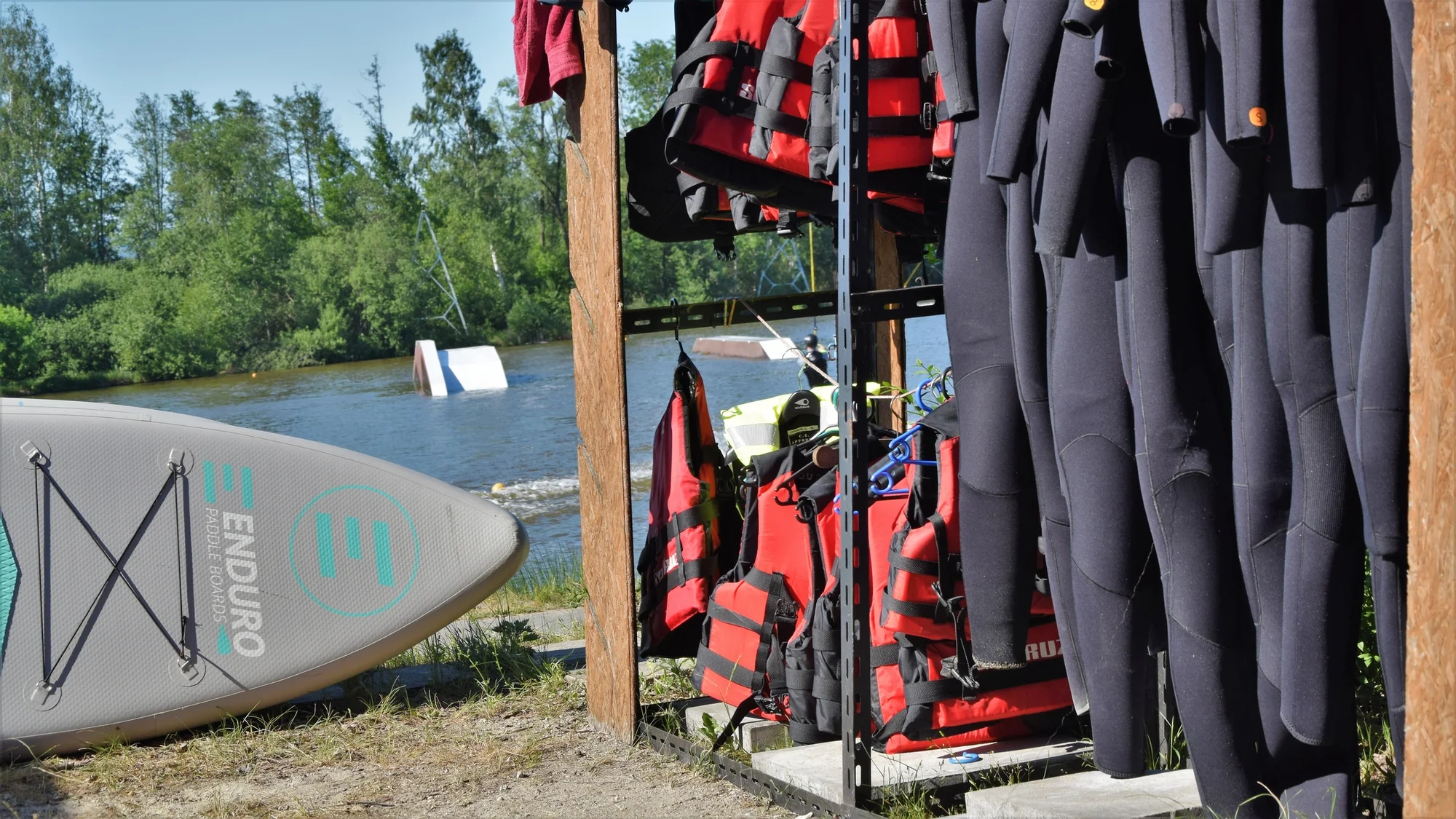 60–180 minut jízdy po vodní hladině: wakeboard pro 2 osoby s dozorem instruktora
