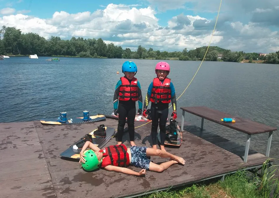 60–180 minut jízdy po vodní hladině: wakeboard pro 2 osoby s dozorem instruktora
