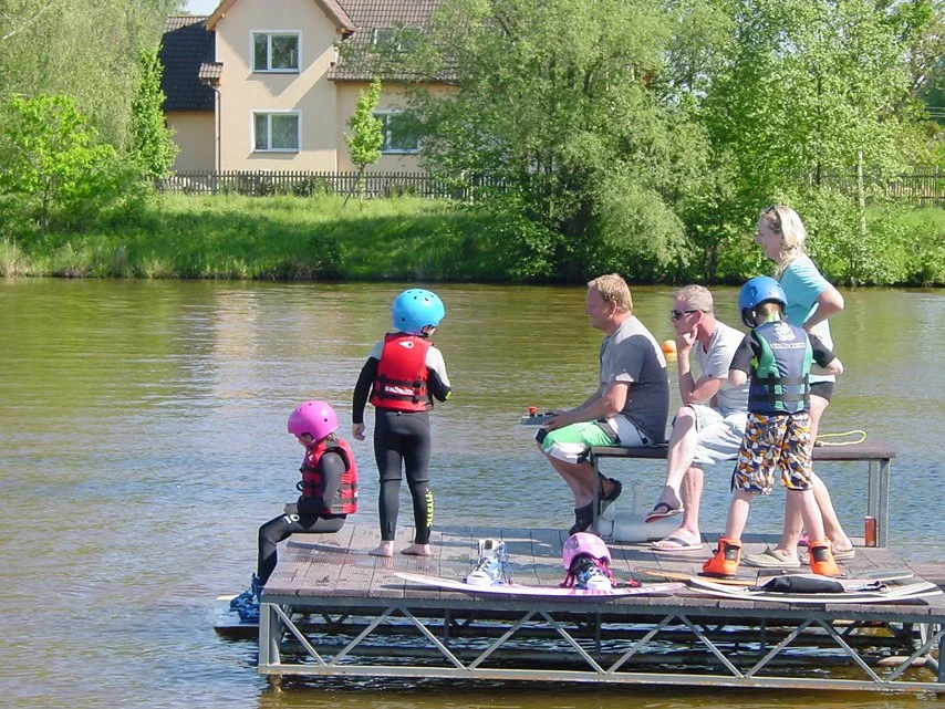 60–180 minut jízdy po vodní hladině: wakeboard pro 2 osoby s dozorem instruktora