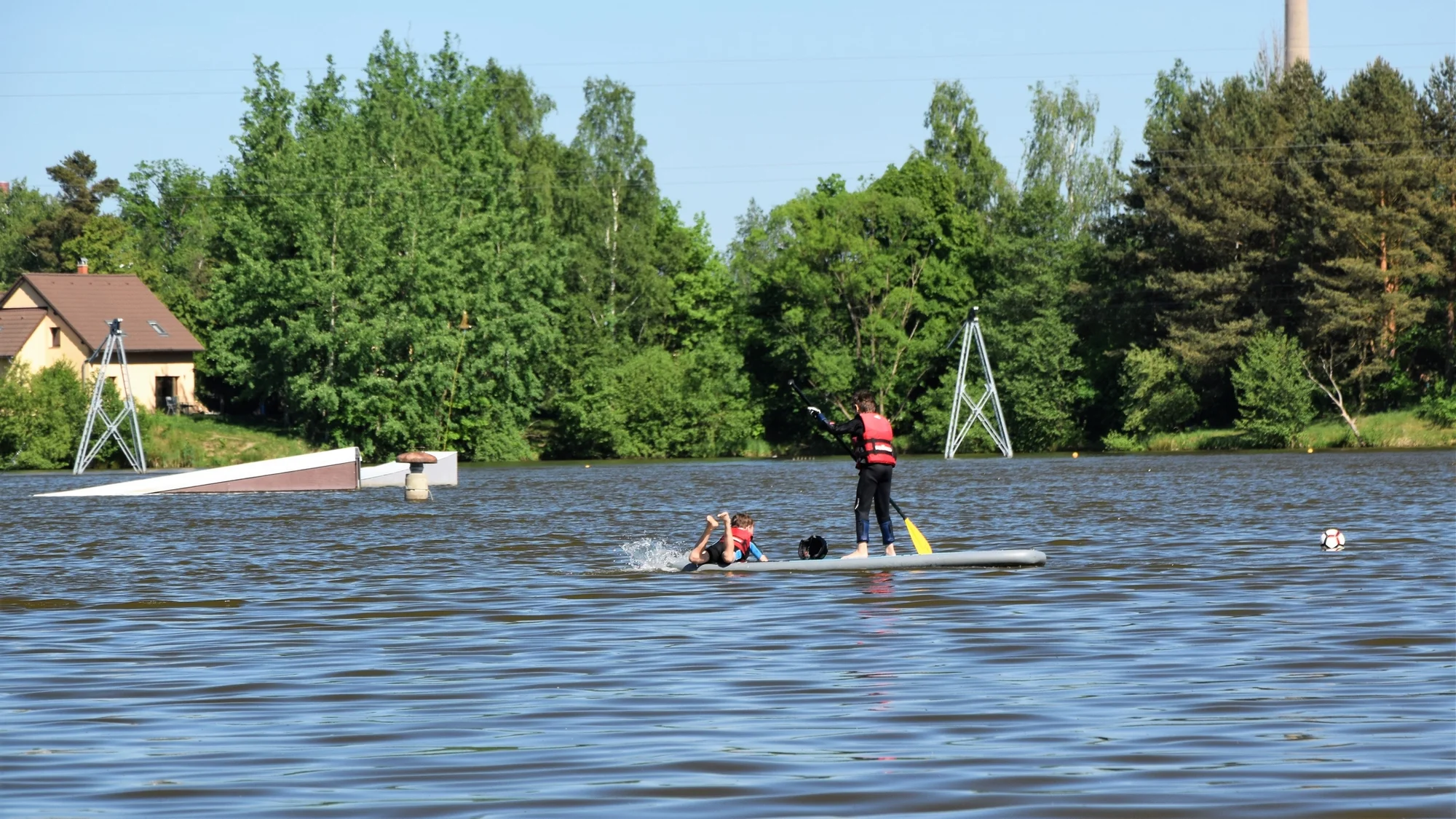 60–180 minut jízdy po vodní hladině: wakeboard pro 2 osoby s dozorem instruktora