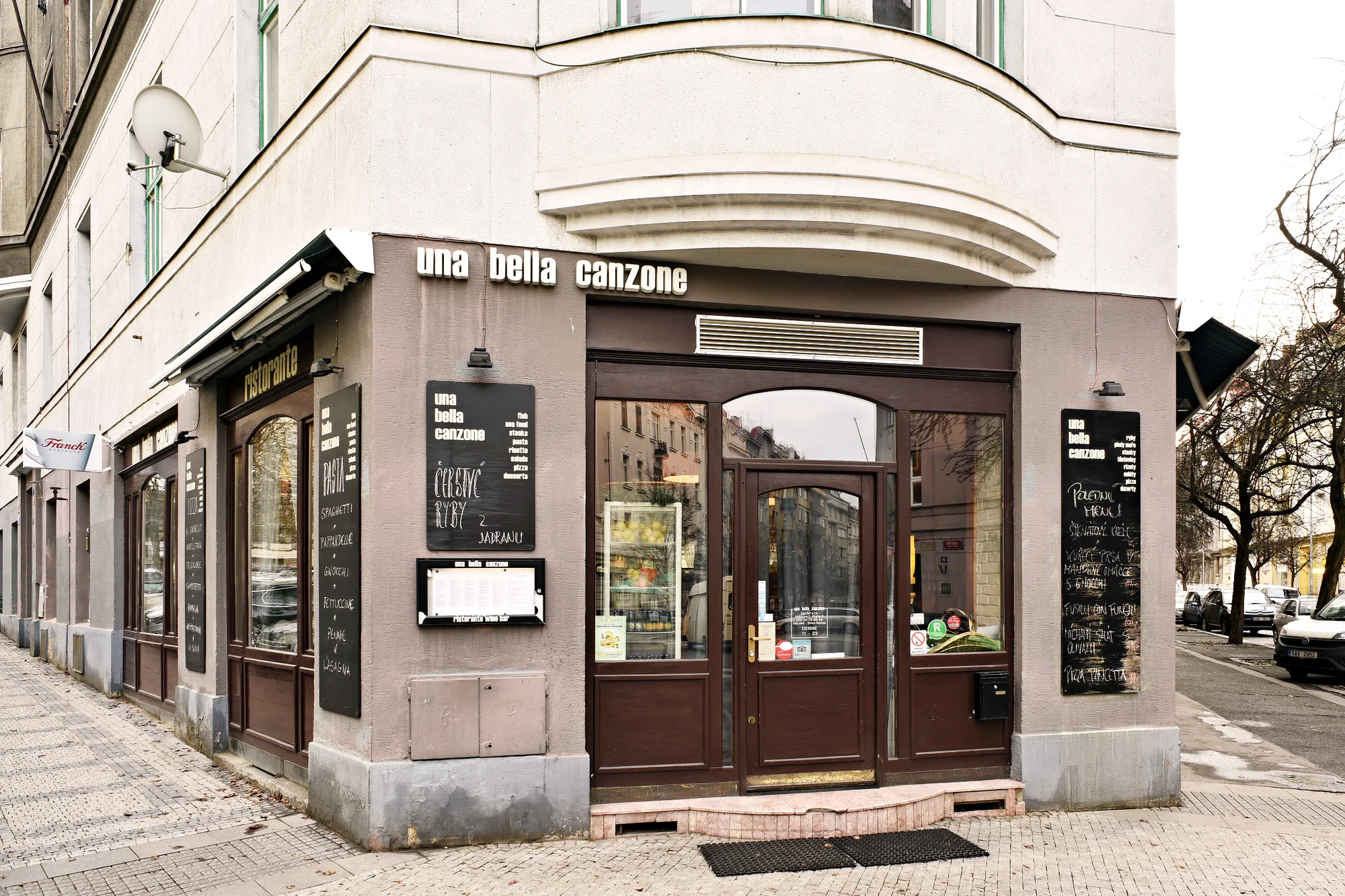 Plato ryb a mořských plodů ve stylovém podniku Konoba Maare
