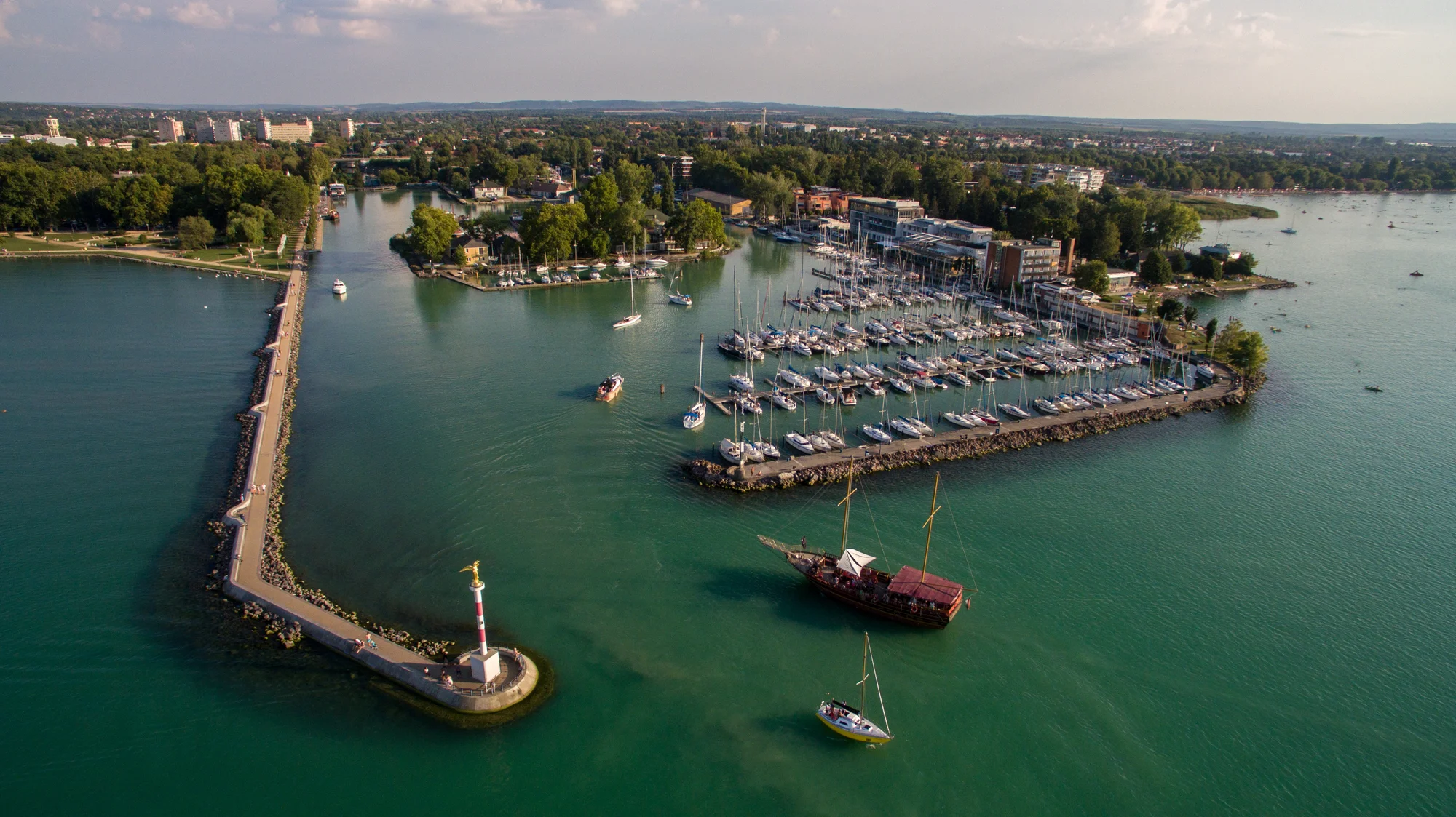 Luxusní rodinný pobyt u Balatonu: vlastní pláž, polopenze a neomezený vstup do 2 wellness center