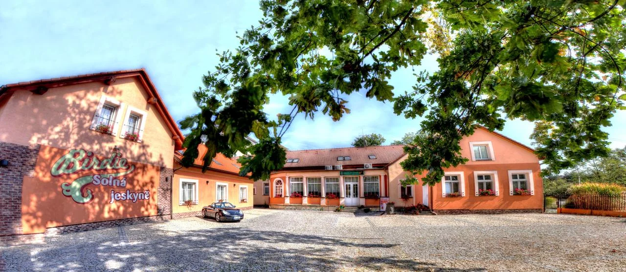 Wellness pobyt v Pardubicích: pokoje či domek s vířivkou a saunou, solná jeskyně i privátní wellness