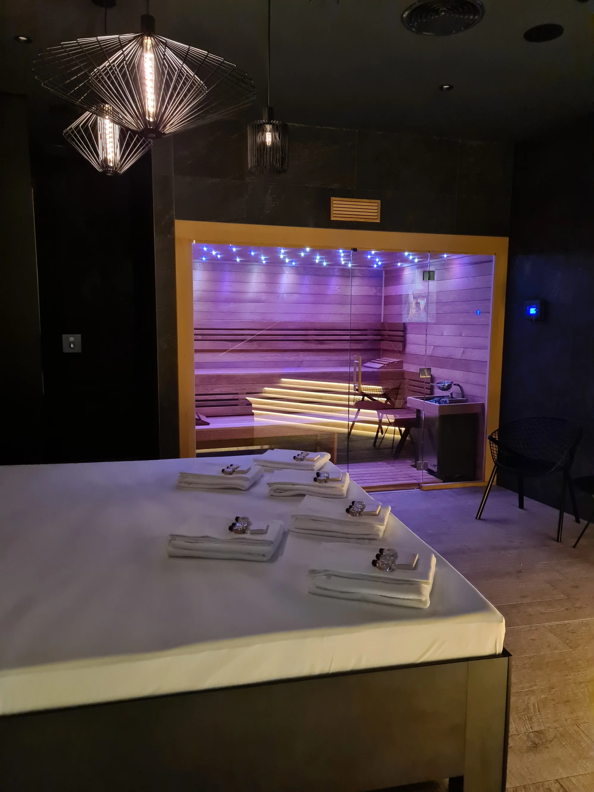 Odpočinek v privátním wellness pro pár: vstup na 120 minut, vířivka, sauna