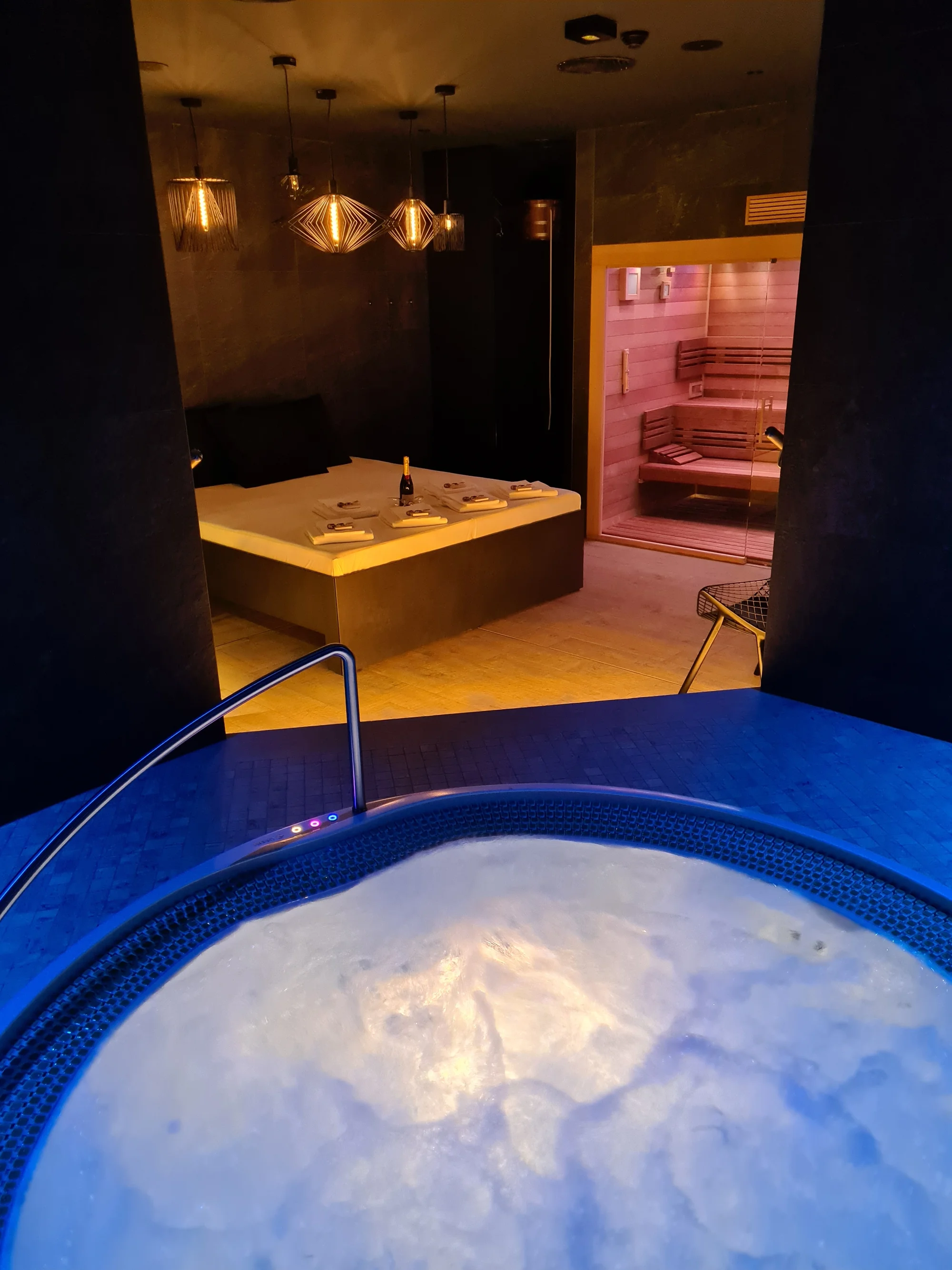 Odpočinek v privátním wellness pro pár: vstup na 120 minut, vířivka, sauna
