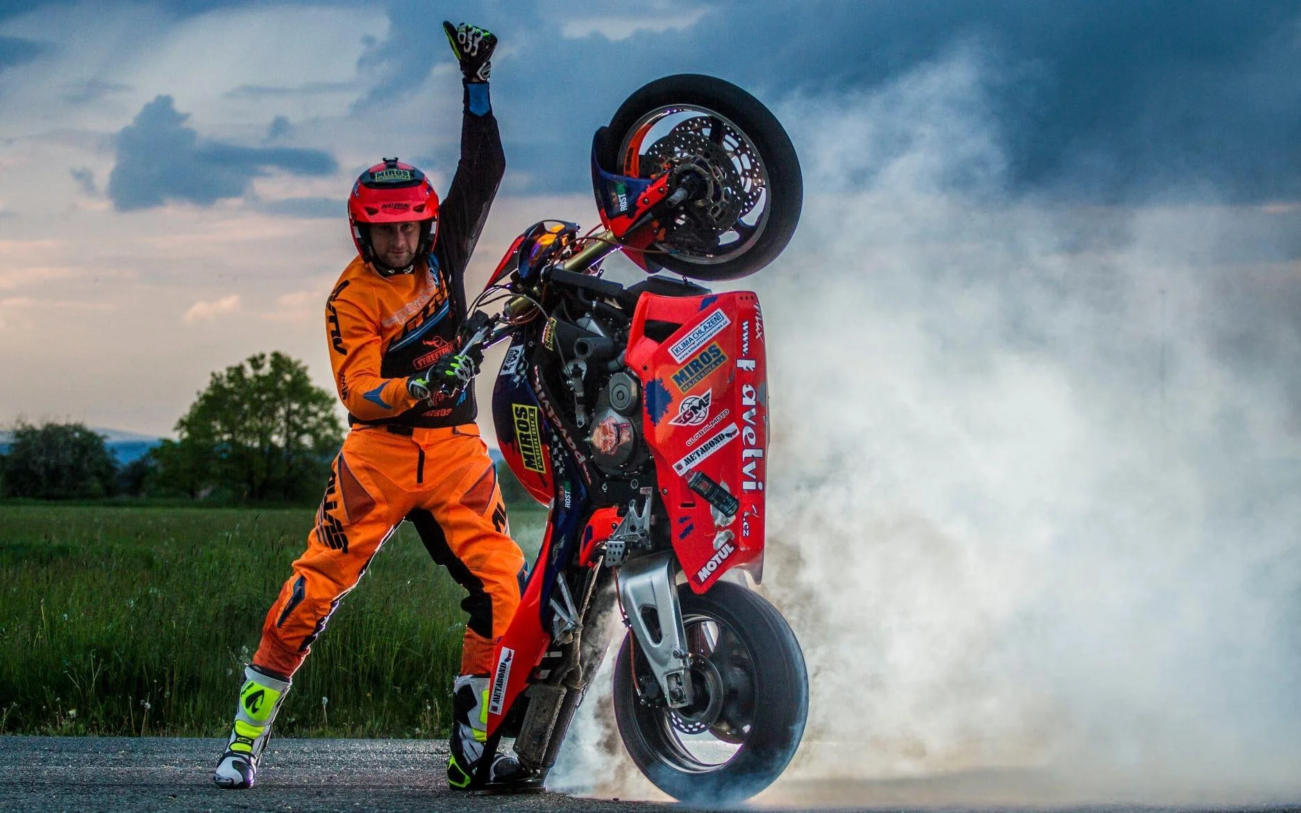 Kaskadérská motocyklová show a divoká spolujízda pro 1, 2 nebo 4 osoby