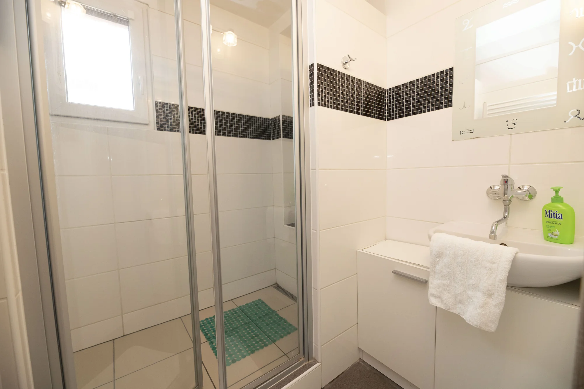 Wellness chalupa poblíž Vranova až pro 14 osob: sauna, jezírko s vodopádem i vířivka