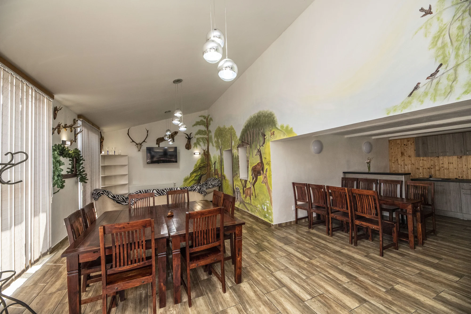 Wellness chalupa poblíž Vranova až pro 14 osob: sauna, jezírko s vodopádem i vířivka