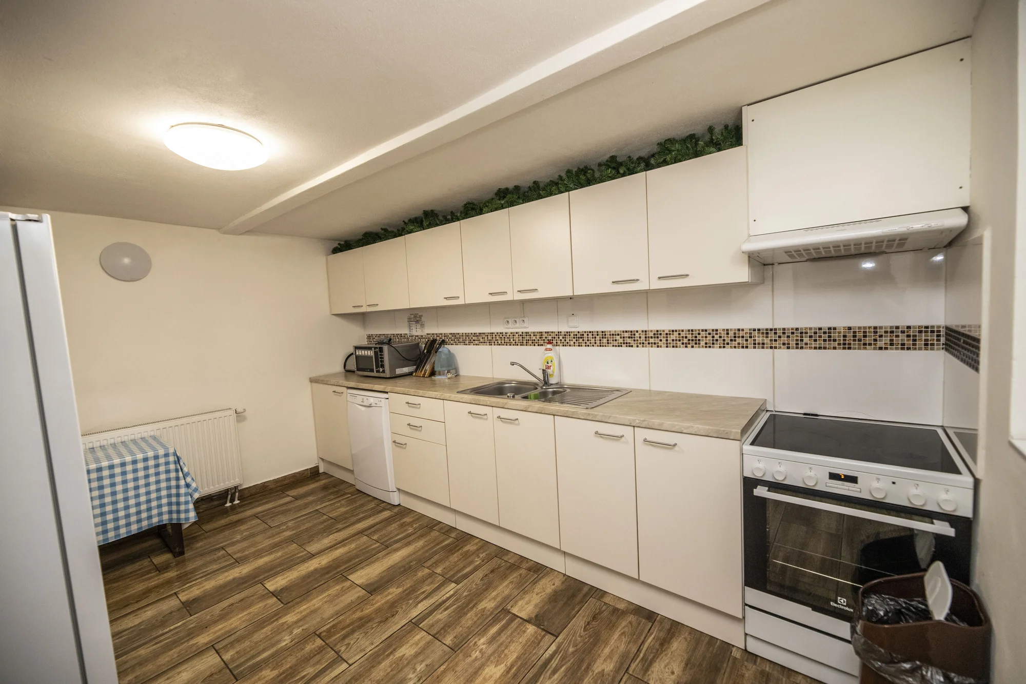 Wellness chalupa poblíž Vranova až pro 14 osob: sauna, jezírko s vodopádem i vířivka